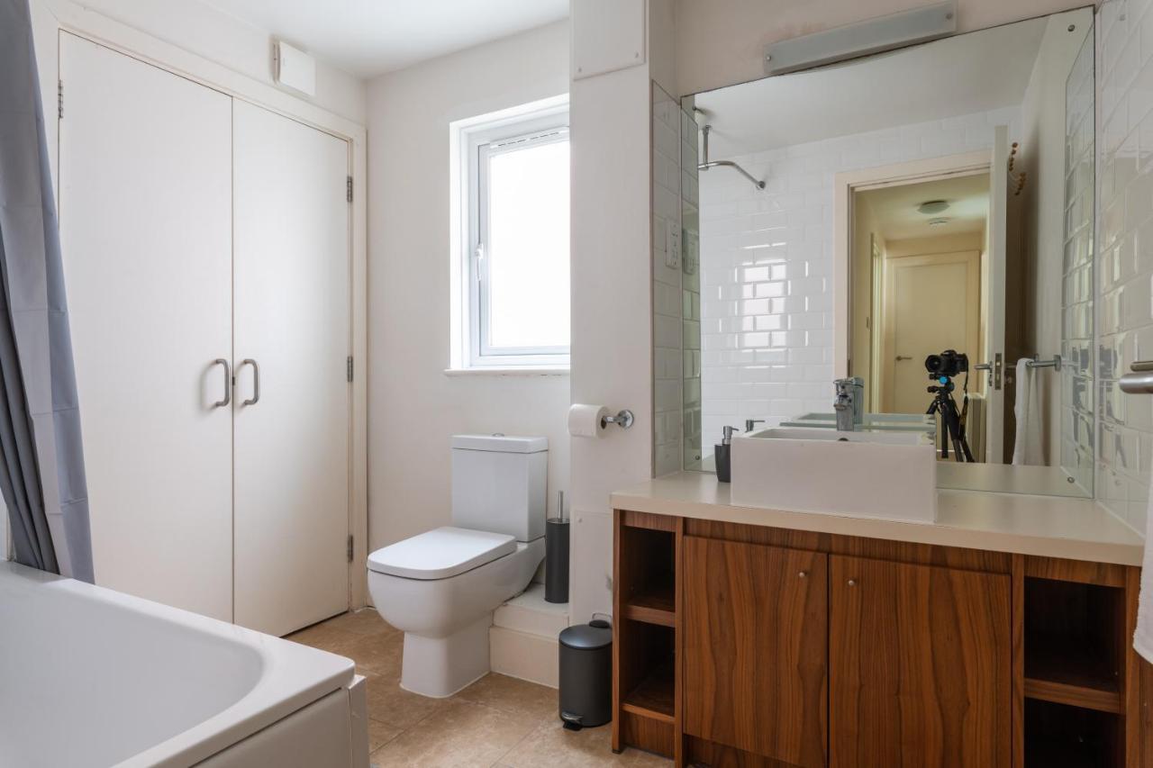 Bright 2Br Apartment - 2 Free Parking Spaces - Near Lgw Airport Crawley  Exterior foto