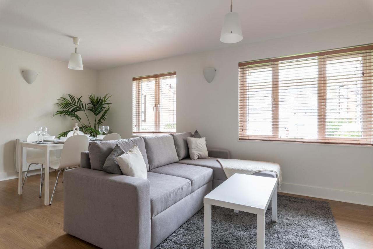 Bright 2Br Apartment - 2 Free Parking Spaces - Near Lgw Airport Crawley  Exterior foto