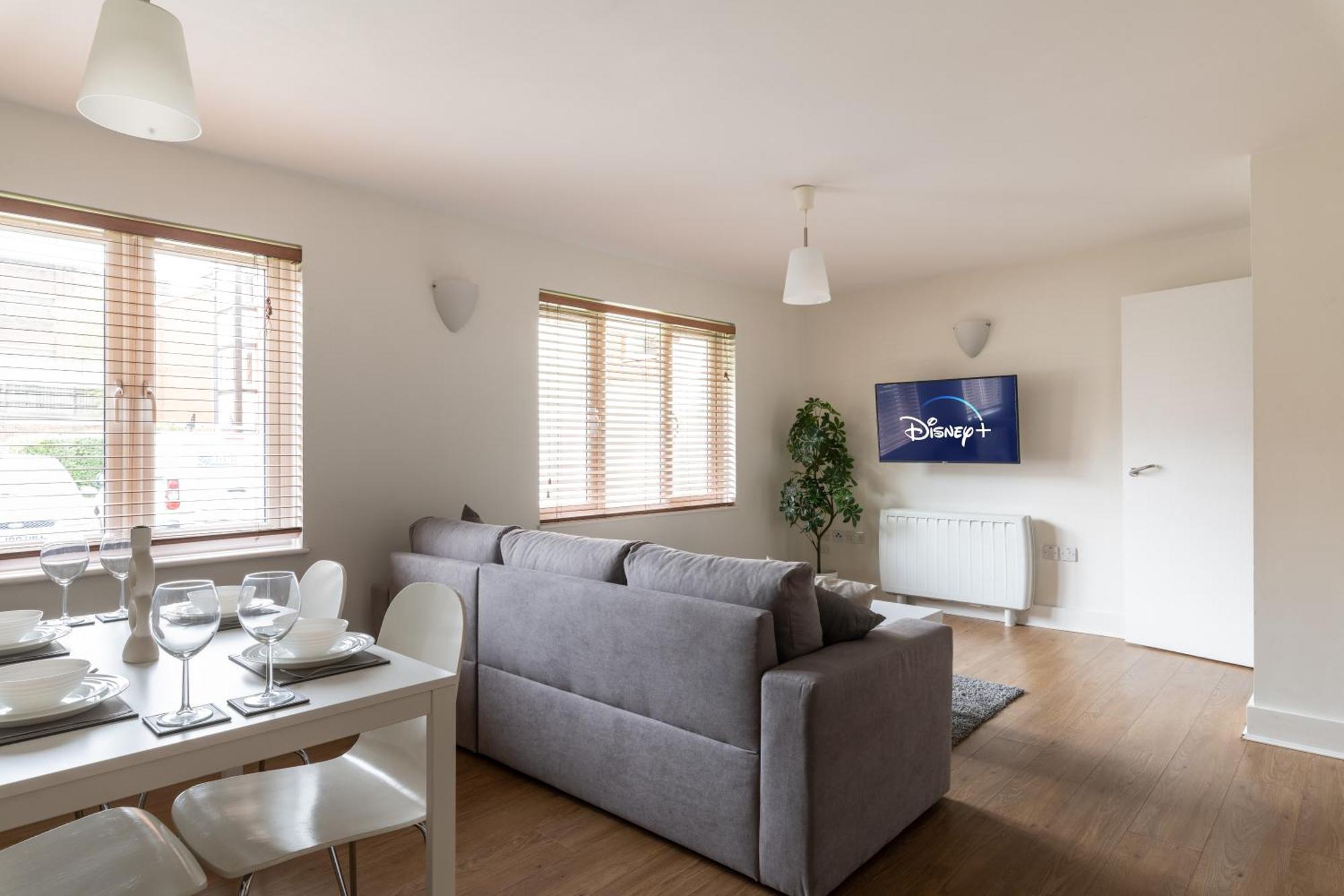 Bright 2Br Apartment - 2 Free Parking Spaces - Near Lgw Airport Crawley  Exterior foto